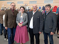 Bayerische Milchkönigin besucht den Bauernmarkt in Schwarzenfeld