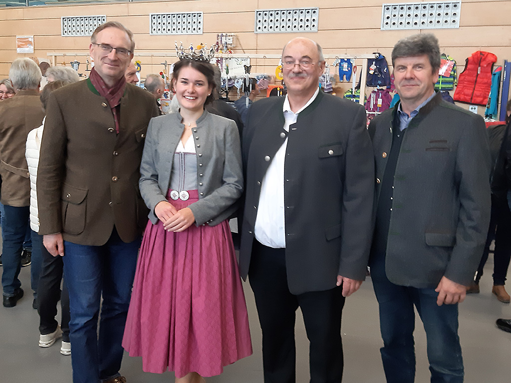 Bayerische Milchkönigin besucht den Bauernmarkt in Schwarzenfeld